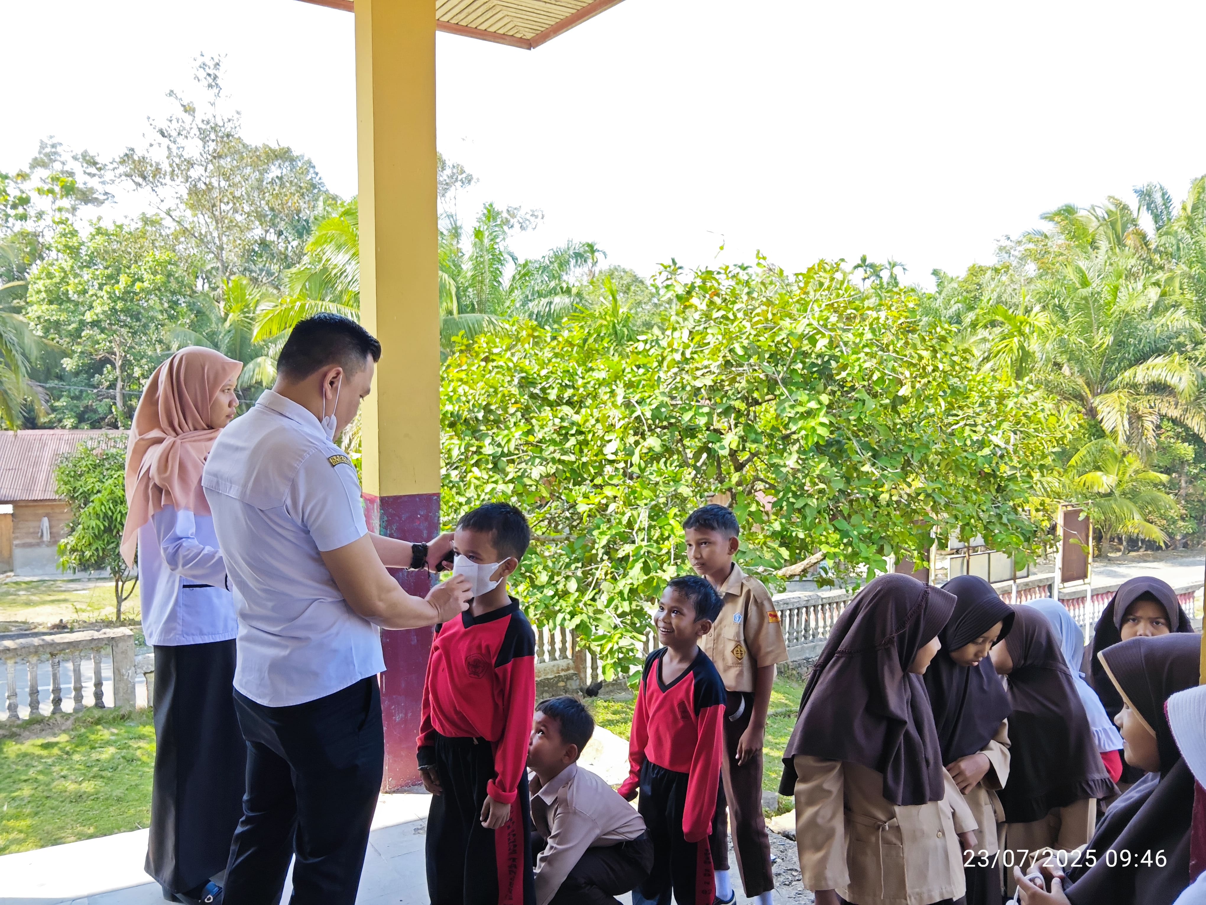 penyaluran-bantuan-masker-oleh-pemerintah-nagari-tanjung-pauh